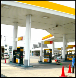 世の中が便利になるとガソリンスタンドが減っていく 逆にセルフスタンドは増加していく傾向に トラックの図書館